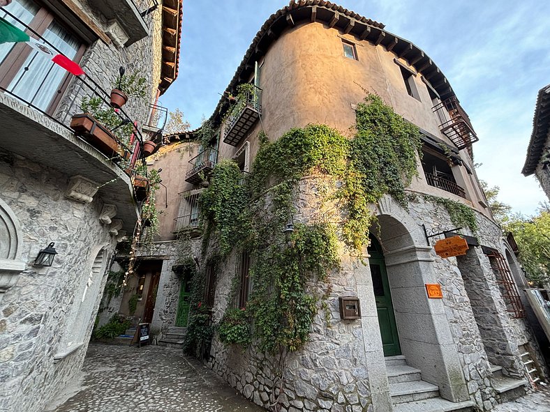 Loft Éfeso: A Modern Retreat in Val'Quirico!